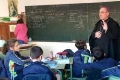 El obispo de Castellón visitando un colegio... pero católico