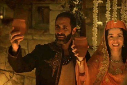 Brindis con vino en las bodas de Caná, tal como las representa la serie 'The Chosen'.
