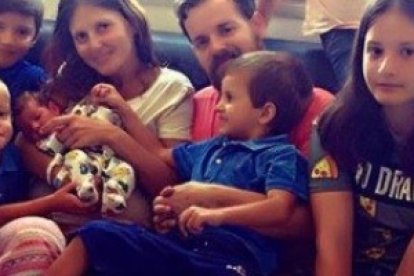 Israel e Irene tienen 9 hijos, además de la pequeña Nazaret que observa desde el cielo