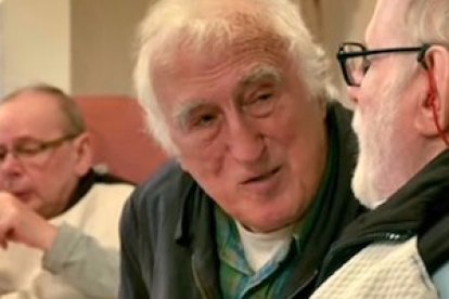 Jean Vanier comparte su vida con las personas de El Arca contemplándoles con asombro como obra predilecta de Dios.