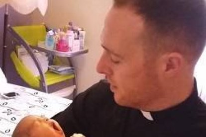 David sostiene al bebé al que rescató del abortorio