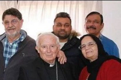 El cardenal Cañizares, con una familia de refugiados