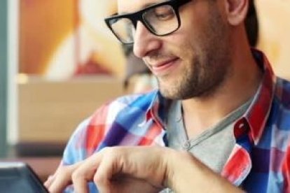 Un posible lector de ReL con gafas hipster repasando, quizá, las noticias más leídas de 2017