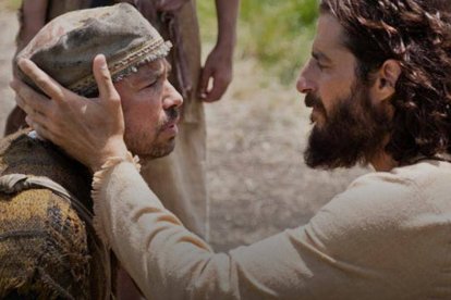 La escena de la curación del sordomudo de la Decápolis en 'The Chosen'.