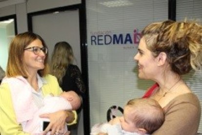 Dos de las participantes en el Encuentro de Blogueras organizado por RedMadre