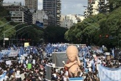 Millones de argentinos se están movilizando para que el Congreso no apruebe una ley que legalice el aborto