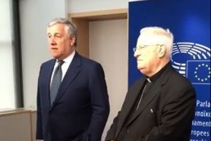 El presidente del Parlamento Europeo, Antonio Tajani, junto al cardenal Bassetti