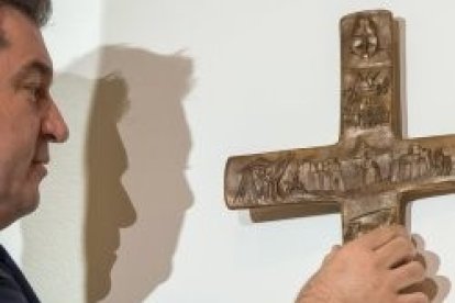 Markus Söder coloca una cruz en su despacho para dar ejemplo