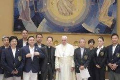 Francisco anunció a estos visitantes japoneses su plan de visitar el país en 2019
