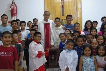 El padre Ignacio María Doñoro con niños del Hogar Nazaret tras recibir la capilla peregrina del Padre Pío llegada desde España