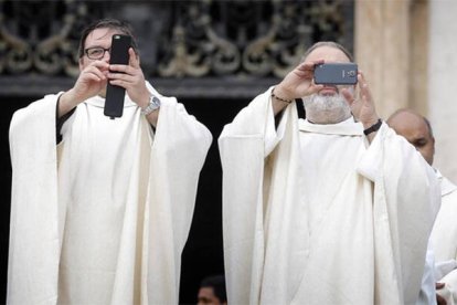 No es lo mismo evangelizar que estar en las redes...