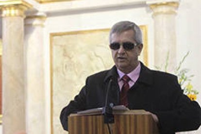 Ciego leyendo en misa