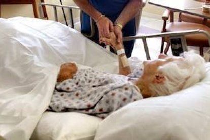 Facilitar el suicidio asistido induce en el enfermo la conciencia de ser una carga, añadiéndole un sufrimiento y complicando su relación con quienes le atienden.