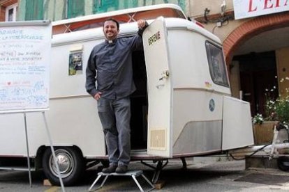 El padre Antonie Reneaut decidió lanzarse a la carretera tras escuchar al Papa su celebre: "¡Salgan, salgan fuera!".