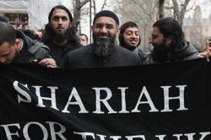Un conocido líder islamista británico pidiendo la "Sharia" para Reino Unido en una manifestación en Londres