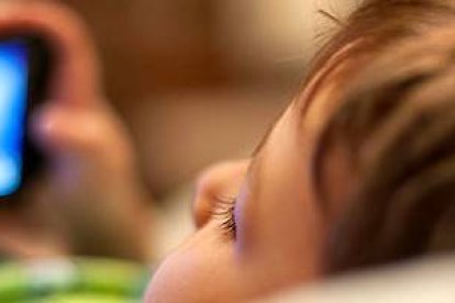 Los niños más pequeños no buscan la pornografía, pero la pornografía sí les busca a ellos. Para los adolescentes, es poner en sus manos un incontrolable portal de acceso a lo más depravado que pueda encontrarse on line.