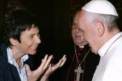 Chiara Amirante habla con el Papa Francisco en uno de los encuentros que han mantenido estos años