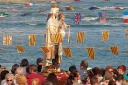 La Virgen del Carmen en la playa de Barcelona... solo un 12 por ciento de barceloneses dicen ser católicos practicantes