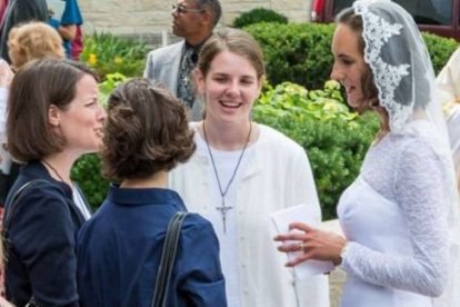 Jessica Hayes se vistió de novia para su consagración, en una catedral de Fort Wayne repleta de amigos, familiares y alumnos de su instituto / Fotos de Today´s Catholic