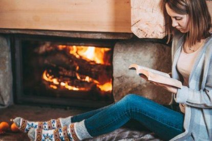 Hay pocos placeres como leer un libro que te gusta al calor del fuego, o calentito en casita...