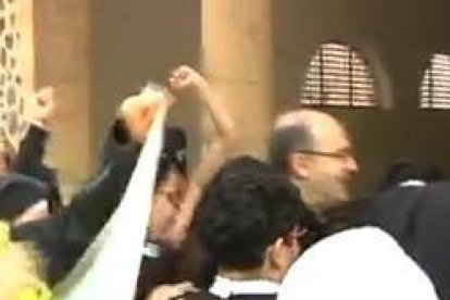 Munilla trata de entrar en el templo mientras es increpado por las feministas radicales