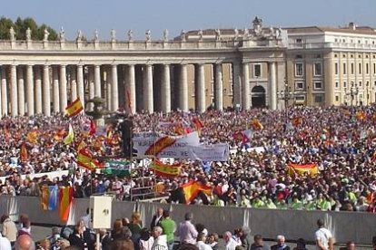 Miles de españoles llenaron la Plaza de San Pedro durante la enorme ceremonia beatificación que se produjo en 2007
