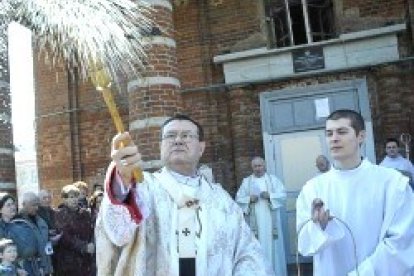 El arzobispo Pezzi bendice la parroquia restituida en Kjiasán, a 200 km de Moscú