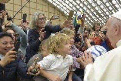 El Papa aprovecha las catequesis para saludar a los peregrinos, familias y niños