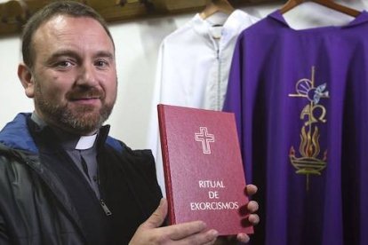 José es párroco del santuario de O Corpiño desde 2012 y exorcista de la diócesis desde 2014 / Fotos  Mónica Ferreirós- El Español
