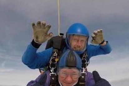 Monseñor Moth, en la parte inferior, durante el salto en paracaídas