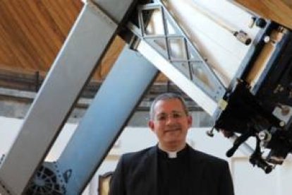 El sacerdote jesuita y astrofísico David Brown explica como vive su fe en su estudio de las estrellas