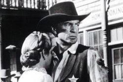 Gary Cooper y Grace Kelly en Solo ante el peligro, 1952... él está mirando hacia algo Más Allá...