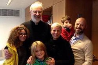 Max y Patrizia, sus tres hijos, y un sacerdote, cuando partieron de misión a Alemania