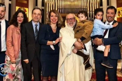 Don Nicola, con su familia, en el día de su primera misa.