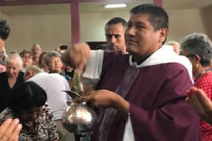 El P. René Cari bendiciendo a los fieles de su parroquia