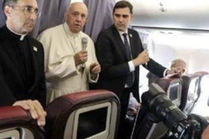 El Papa Francisco en el avión de vuelta desde Rumanía anima a los periodistas a orar por Europa y explica su visión del ecumenismo