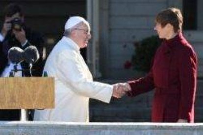 La presidenta de Estonia recibe al Papa Francisco... solo hay unos 6.000 católicos en el país, la mitad extranjeros