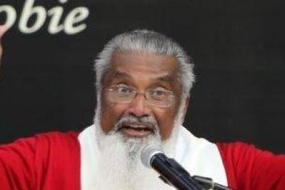 El padre James Manjackal es muy vehemente en su crítica a todo lo que es Nueva Era, yoga, reiki y orientalismos