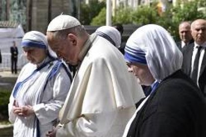 Francisco ha visitado el lugar en el que fue bautizada la Madre Teresa / Vatican Media