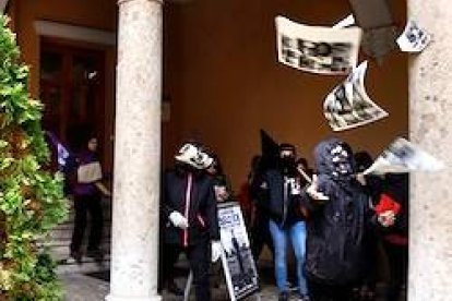 Durante unos minutos, feministas encapuchadas profirieron insultos contra la Iglesia interrumpiendo una cto en el arzobispado de Valladolid. Foto: Ical.