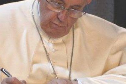 El Papa Francisco ha establecido una serie de normas para que investigar a clérigos acusados de abusos a menores sea más ágil