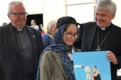 El Limosnero Apostólico, el cardenal Krajoswki,  visita a los refugiados de las islas griegas con el presidente de los obispos europeos - Cáritas Grecia es pequeña, pero eficaz