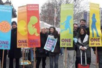 Manifestantes en la Marcha por la Vida de París de enero con emblemas de la red europea One of Us
