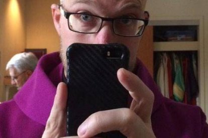 El sacerdote de la foto -que no tiene por qué ser narcisista- se hace un selfie en Miércoles de Ceniza... involuntariamente, queda el simbolismo de una imagen propia ampliada