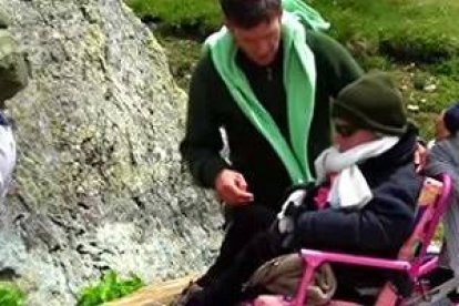 Marie aporta su alegría y su testimonio a las peregrinaciones: es ayudada, pero así también ayuda.