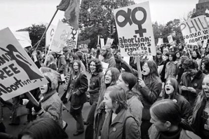 El movimiento feminista de segunda ola adoptó el aborto como una de sus principales reivindicaciones / Captura Youtube NBC News