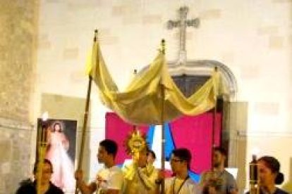 Un encuentro de nueva evangelización ante la catedral de Alcalá de Henares con procesión con el Santísimo por las calles