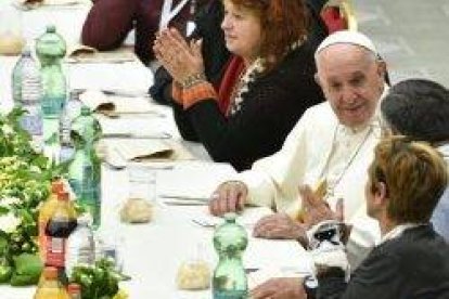 El Papa comió con 1.500 personas en pobreza que atienden las parroquias de Roma