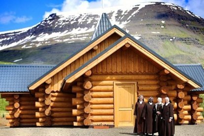 Religiosas en la iglesia de San Thoriac en el fiordo de Reidarfiordur.