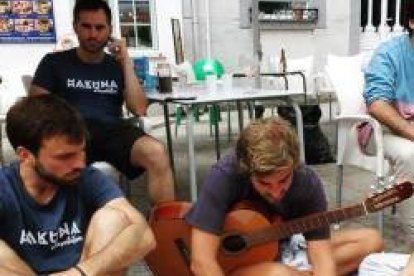 La música, la adoración y la amistad entre jóvenes son tres pilares importantes de los grupos Hakuna